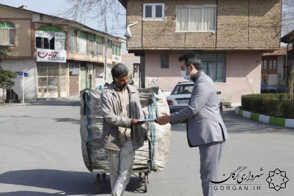 اهدای بسته های بهداشتی به شهروندان به مناسبت سالروز پیروزی انقلاب + تصاویر