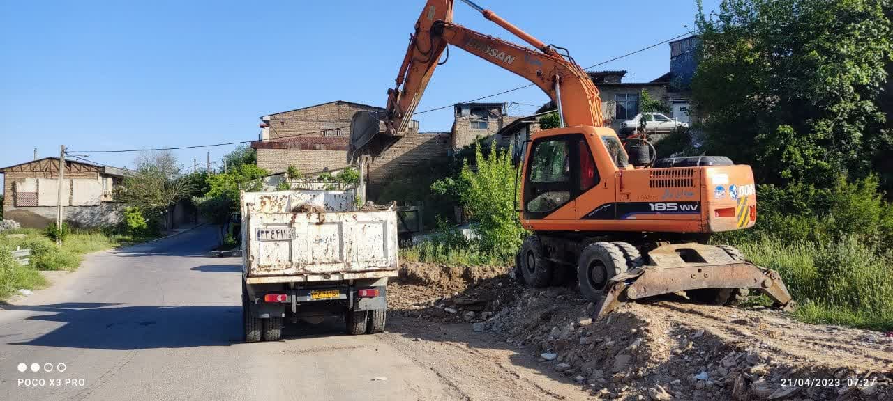 پاکسازی و جمع آوری خاک و نخاله تخلیه شده...