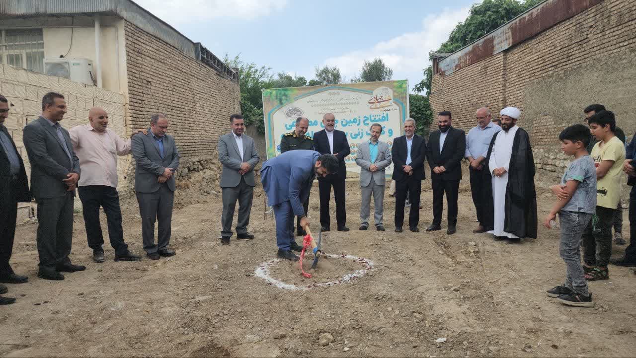 زمین چمن مصنوعی کوی اوزینه افتتاح و سرای محله کلنگ زنی شد