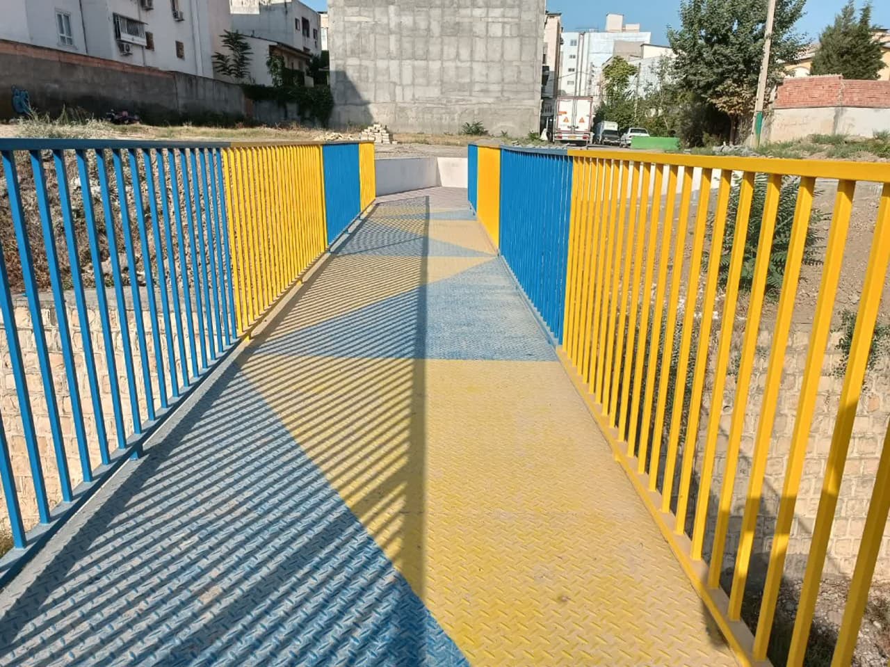 پل عابر محله رودکی تکمیل شد/ پُلی برای تأمین دغدغه های والدین