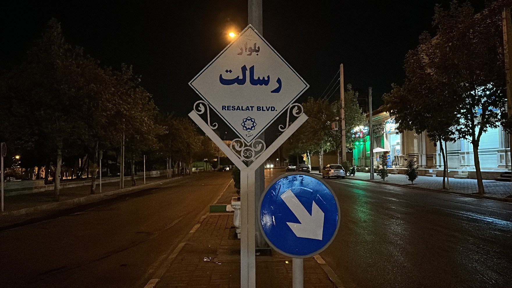 اجرای عملیات شبانه آسفالت در بلوار رسالت...