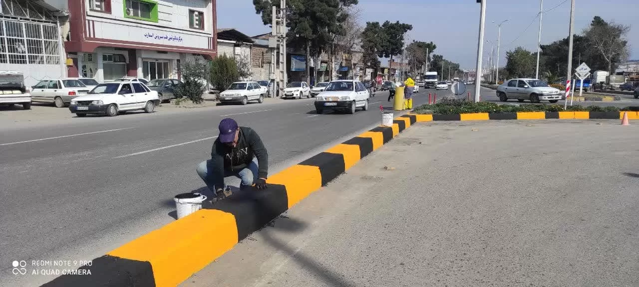 آغاز رنگ آمیزی و زیبا سازی جداول و بلوارها در مناطق سه گانه شهرداری گرگان