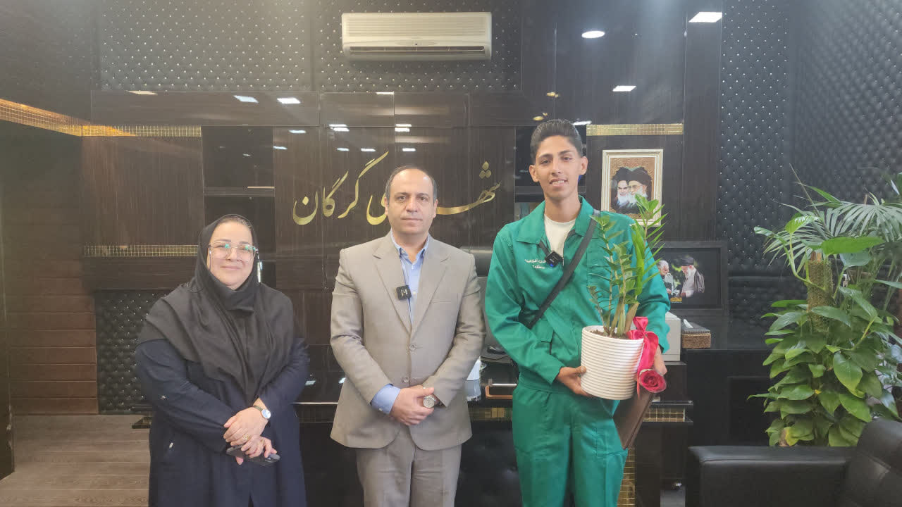 تقدیر شهردار گرگان از کارگر امانتدار فضا...