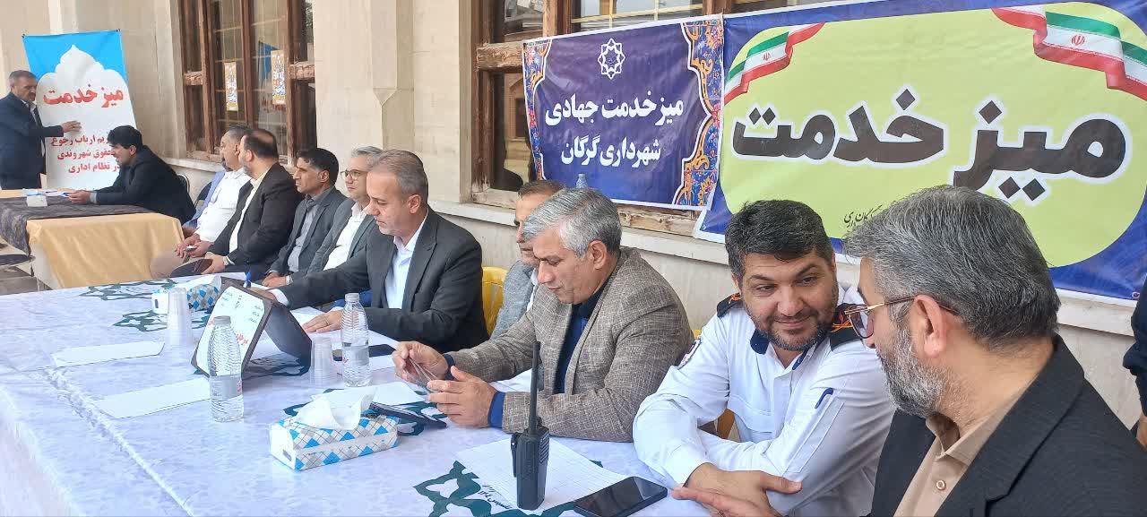 میز خدمت مدیران شهرداری گرگان روز جمعه در مصلی وحدت برپا شد