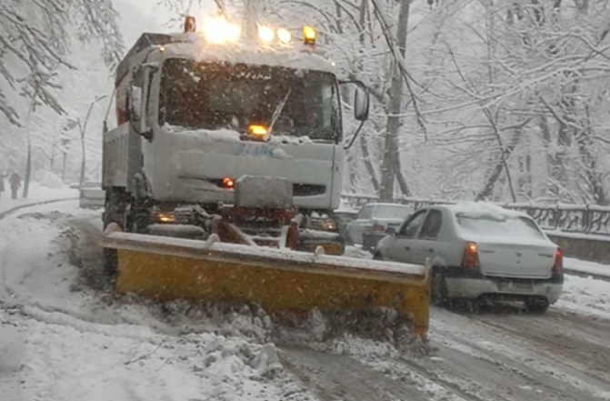 برف‌روبی بامدادی در محور گردشگری زیارت