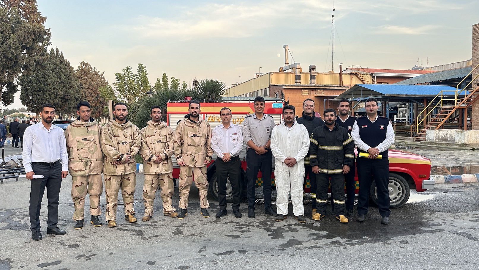 برگزاری مانور نشت مواد شیمیایی در کارخانه شیر پگاه گلستان به مناسبت هفته پدافند غیرعامل - 23