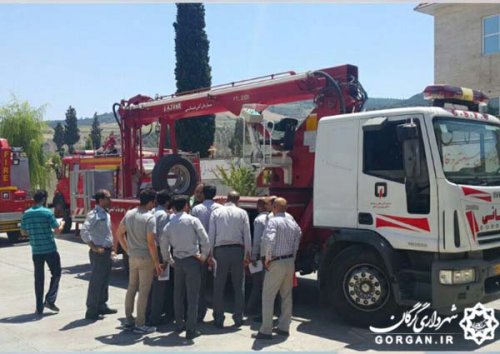 آموزش عملی کار با بالابر هیدرولیکی توسط آتش نشانان شهرداري گرگان